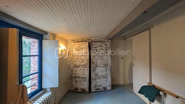 Sébastien BRASSET -BSK IMMOBILIER vous propose cette magnifique maison de caractère d'environ 79M² habitables au cœur du quartier historique de Fougères

Une adresse rare, un emplacement exceptionnel, un potentiel remarquable.

Bienvenue dans l’un des secteurs les plus recherchés de Fougères, à quelques pas seulement du majestueux Château de Fougères, considéré comme l’une des plus grandes forteresses médiévales d’Europe encore conservées. Véritable joyau du patrimoine breton, il attire chaque année de nombreux visiteurs et participe au charme unique de ce quartier chargé d’histoire. 

Derrière sa belle façade en pierre typique du vieux Fougères, cette maison atypique et chaleureuse vous séduira par son architecture en demi-paliers, son extérieur exceptionnel et ses nombreuses possibilités d’aménagement.

La visite commence...

Dès l’entrée, quelques marches vous conduisent vers un premier demi-niveau dédié à l’espace nuit.
Vous y découvrez :
Deux chambres confortables, dont une bénéficiant d’une agréable vue sur la terrasse.
Une salle d'eau avec WC.

Quelques marches supplémentaires vous mènent vers une magnifique pièce baignée de lumière naturelle. Véritable espace de vie complémentaire, elle pourra accueillir selon vos envies :
une salle à manger , un bureau, un atelier créatif ou un espace de réception avec au dessus de cette pièce une mezzanine qui invite à l'imagination pouvant même accueillir un autre espace nuit .
Cette pièce profite d’un accès direct aux extérieurs et offre déjà un aperçu du cadre privilégié qui entoure la propriété.
Dans son prolongement se trouve une cuisine aménagée et équipée, fonctionnelle et conviviale.
Puis, quelques marches plus haut, vous découvrez un salon cosy et chaleureux, parfaitement séparé des autres espaces de vie, créant une atmosphère intime et cocooning.

Des extérieurs qui font toute la différence !!

À l'extérieur, le charme opère immédiatement.
La maison dispose d'un garage ouvert, particulièrement pratique dans ce secteur historique où le stationnement est un véritable atout.
Au-dessus du garage, une agréable terrasse surplombe les environs et invite à profiter pleinement des beaux jours.
Mais le véritable coup de cœur se trouve encore plus haut...
Le jardin offre une vue exceptionnelle et dégagée sur le jardin public ainsi que sur la silhouette emblématique de Église Saint-Léonard.
Un panorama rare en plein centre historique, où le patrimoine, la verdure et le calme se rencontrent pour créer un cadre de vie privilégié.
Un potentiel supplémentaire à exploiter
Sur la partie haute du terrain se trouve une dépendance cadastrée déjà équipée de menuiseries PVC.
Cet espace ouvre la porte à de nombreux projets :
logement indépendant, location saisonnière, gîte urbain , bureau professionnel , atelier ou espace de télétravail.

Un véritable atout patrimonial qui valorise encore davantage l'ensemble.

Investisseurs : une opportunité à étudier
Grâce à sa localisation exceptionnelle à proximité immédiate du château, des commerces, des restaurants et des circuits touristiques, cette maison se prête parfaitement à un projet de location courte durée ou de location meublée touristique.
Le bien sera vendu libre de toute occupation.
À titre indicatif, il était précédemment loué 730 € par mois, démontrant déjà son attractivité locative.
Ce que l'on aime particulièrement : 
✔ Emplacement ultra recherché au cœur du centre historique
✔ À deux pas du Château de Fougères
✔ Architecture atypique en demi-paliers pleine de charme
✔ Vue exceptionnelle sur le jardin public et l'église Saint-Léonard
✔ Terrasse agréable et jardin dominant le quartier historique
✔ Garage ouvert, rare dans le secteur
✔ Dépendance cadastrée avec fort potentiel d'aménagement
✔ Résidence principale, pied-à-terre ou investissement touristique

Une maison de caractère où chaque niveau réserve une nouvelle découverte, offrant un cadre de vie unique entre patrimoine, nature et potentiel d'investissement.


**Une opportunité rare sur le marché fougerais. À visiter sans tarder.**