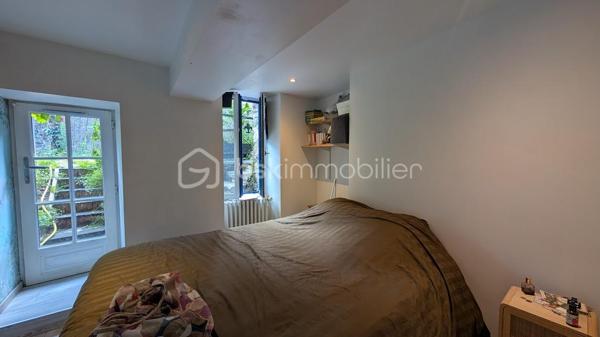 Sébastien BRASSET -BSK IMMOBILIER vous propose cette magnifique maison de caractère d'environ 79M² habitables au cœur du quartier historique de Fougères

Une adresse rare, un emplacement exceptionnel, un potentiel remarquable.

Bienvenue dans l’un des secteurs les plus recherchés de Fougères, à quelques pas seulement du majestueux Château de Fougères, considéré comme l’une des plus grandes forteresses médiévales d’Europe encore conservées. Véritable joyau du patrimoine breton, il attire chaque année de nombreux visiteurs et participe au charme unique de ce quartier chargé d’histoire. 

Derrière sa belle façade en pierre typique du vieux Fougères, cette maison atypique et chaleureuse vous séduira par son architecture en demi-paliers, son extérieur exceptionnel et ses nombreuses possibilités d’aménagement.

La visite commence...

Dès l’entrée, quelques marches vous conduisent vers un premier demi-niveau dédié à l’espace nuit.
Vous y découvrez :
Deux chambres confortables, dont une bénéficiant d’une agréable vue sur la terrasse.
Une salle d'eau avec WC.

Quelques marches supplémentaires vous mènent vers une magnifique pièce baignée de lumière naturelle. Véritable espace de vie complémentaire, elle pourra accueillir selon vos envies :
une salle à manger , un bureau, un atelier créatif ou un espace de réception avec au dessus de cette pièce une mezzanine qui invite à l'imagination pouvant même accueillir un autre espace nuit .
Cette pièce profite d’un accès direct aux extérieurs et offre déjà un aperçu du cadre privilégié qui entoure la propriété.
Dans son prolongement se trouve une cuisine aménagée et équipée, fonctionnelle et conviviale.
Puis, quelques marches plus haut, vous découvrez un salon cosy et chaleureux, parfaitement séparé des autres espaces de vie, créant une atmosphère intime et cocooning.

Des extérieurs qui font toute la différence !!

À l'extérieur, le charme opère immédiatement.
La maison dispose d'un garage ouvert, particulièrement pratique dans ce secteur historique où le stationnement est un véritable atout.
Au-dessus du garage, une agréable terrasse surplombe les environs et invite à profiter pleinement des beaux jours.
Mais le véritable coup de cœur se trouve encore plus haut...
Le jardin offre une vue exceptionnelle et dégagée sur le jardin public ainsi que sur la silhouette emblématique de Église Saint-Léonard.
Un panorama rare en plein centre historique, où le patrimoine, la verdure et le calme se rencontrent pour créer un cadre de vie privilégié.
Un potentiel supplémentaire à exploiter
Sur la partie haute du terrain se trouve une dépendance cadastrée déjà équipée de menuiseries PVC.
Cet espace ouvre la porte à de nombreux projets :
logement indépendant, location saisonnière, gîte urbain , bureau professionnel , atelier ou espace de télétravail.

Un véritable atout patrimonial qui valorise encore davantage l'ensemble.

Investisseurs : une opportunité à étudier
Grâce à sa localisation exceptionnelle à proximité immédiate du château, des commerces, des restaurants et des circuits touristiques, cette maison se prête parfaitement à un projet de location courte durée ou de location meublée touristique.
Le bien sera vendu libre de toute occupation.
À titre indicatif, il était précédemment loué 730 € par mois, démontrant déjà son attractivité locative.
Ce que l'on aime particulièrement : 
✔ Emplacement ultra recherché au cœur du centre historique
✔ À deux pas du Château de Fougères
✔ Architecture atypique en demi-paliers pleine de charme
✔ Vue exceptionnelle sur le jardin public et l'église Saint-Léonard
✔ Terrasse agréable et jardin dominant le quartier historique
✔ Garage ouvert, rare dans le secteur
✔ Dépendance cadastrée avec fort potentiel d'aménagement
✔ Résidence principale, pied-à-terre ou investissement touristique

Une maison de caractère où chaque niveau réserve une nouvelle découverte, offrant un cadre de vie unique entre patrimoine, nature et potentiel d'investissement.


**Une opportunité rare sur le marché fougerais. À visiter sans tarder.**