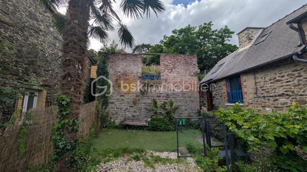 Sébastien BRASSET -BSK IMMOBILIER vous propose cette magnifique maison de caractère d'environ 79M² habitables au cœur du quartier historique de Fougères

Une adresse rare, un emplacement exceptionnel, un potentiel remarquable.

Bienvenue dans l’un des secteurs les plus recherchés de Fougères, à quelques pas seulement du majestueux Château de Fougères, considéré comme l’une des plus grandes forteresses médiévales d’Europe encore conservées. Véritable joyau du patrimoine breton, il attire chaque année de nombreux visiteurs et participe au charme unique de ce quartier chargé d’histoire. 

Derrière sa belle façade en pierre typique du vieux Fougères, cette maison atypique et chaleureuse vous séduira par son architecture en demi-paliers, son extérieur exceptionnel et ses nombreuses possibilités d’aménagement.

La visite commence...

Dès l’entrée, quelques marches vous conduisent vers un premier demi-niveau dédié à l’espace nuit.
Vous y découvrez :
Deux chambres confortables, dont une bénéficiant d’une agréable vue sur la terrasse.
Une salle d'eau avec WC.

Quelques marches supplémentaires vous mènent vers une magnifique pièce baignée de lumière naturelle. Véritable espace de vie complémentaire, elle pourra accueillir selon vos envies :
une salle à manger , un bureau, un atelier créatif ou un espace de réception avec au dessus de cette pièce une mezzanine qui invite à l'imagination pouvant même accueillir un autre espace nuit .
Cette pièce profite d’un accès direct aux extérieurs et offre déjà un aperçu du cadre privilégié qui entoure la propriété.
Dans son prolongement se trouve une cuisine aménagée et équipée, fonctionnelle et conviviale.
Puis, quelques marches plus haut, vous découvrez un salon cosy et chaleureux, parfaitement séparé des autres espaces de vie, créant une atmosphère intime et cocooning.

Des extérieurs qui font toute la différence !!

À l'extérieur, le charme opère immédiatement.
La maison dispose d'un garage ouvert, particulièrement pratique dans ce secteur historique où le stationnement est un véritable atout.
Au-dessus du garage, une agréable terrasse surplombe les environs et invite à profiter pleinement des beaux jours.
Mais le véritable coup de cœur se trouve encore plus haut...
Le jardin offre une vue exceptionnelle et dégagée sur le jardin public ainsi que sur la silhouette emblématique de Église Saint-Léonard.
Un panorama rare en plein centre historique, où le patrimoine, la verdure et le calme se rencontrent pour créer un cadre de vie privilégié.
Un potentiel supplémentaire à exploiter
Sur la partie haute du terrain se trouve une dépendance cadastrée déjà équipée de menuiseries PVC.
Cet espace ouvre la porte à de nombreux projets :
logement indépendant, location saisonnière, gîte urbain , bureau professionnel , atelier ou espace de télétravail.

Un véritable atout patrimonial qui valorise encore davantage l'ensemble.

Investisseurs : une opportunité à étudier
Grâce à sa localisation exceptionnelle à proximité immédiate du château, des commerces, des restaurants et des circuits touristiques, cette maison se prête parfaitement à un projet de location courte durée ou de location meublée touristique.
Le bien sera vendu libre de toute occupation.
À titre indicatif, il était précédemment loué 730 € par mois, démontrant déjà son attractivité locative.
Ce que l'on aime particulièrement : 
✔ Emplacement ultra recherché au cœur du centre historique
✔ À deux pas du Château de Fougères
✔ Architecture atypique en demi-paliers pleine de charme
✔ Vue exceptionnelle sur le jardin public et l'église Saint-Léonard
✔ Terrasse agréable et jardin dominant le quartier historique
✔ Garage ouvert, rare dans le secteur
✔ Dépendance cadastrée avec fort potentiel d'aménagement
✔ Résidence principale, pied-à-terre ou investissement touristique

Une maison de caractère où chaque niveau réserve une nouvelle découverte, offrant un cadre de vie unique entre patrimoine, nature et potentiel d'investissement.


**Une opportunité rare sur le marché fougerais. À visiter sans tarder.**