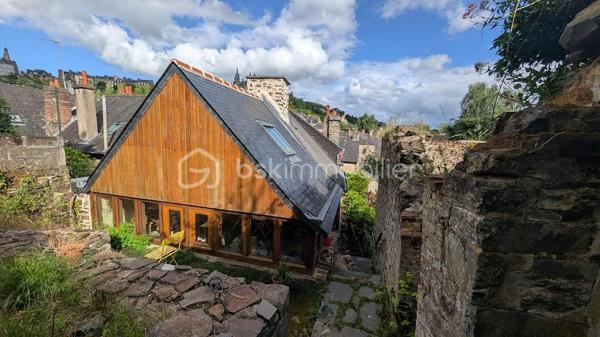 Sébastien BRASSET -BSK IMMOBILIER vous propose cette magnifique maison de caractère d'environ 79M² habitables au cœur du quartier historique de Fougères

Une adresse rare, un emplacement exceptionnel, un potentiel remarquable.

Bienvenue dans l’un des secteurs les plus recherchés de Fougères, à quelques pas seulement du majestueux Château de Fougères, considéré comme l’une des plus grandes forteresses médiévales d’Europe encore conservées. Véritable joyau du patrimoine breton, il attire chaque année de nombreux visiteurs et participe au charme unique de ce quartier chargé d’histoire. 

Derrière sa belle façade en pierre typique du vieux Fougères, cette maison atypique et chaleureuse vous séduira par son architecture en demi-paliers, son extérieur exceptionnel et ses nombreuses possibilités d’aménagement.

La visite commence...

Dès l’entrée, quelques marches vous conduisent vers un premier demi-niveau dédié à l’espace nuit.
Vous y découvrez :
Deux chambres confortables, dont une bénéficiant d’une agréable vue sur la terrasse.
Une salle d'eau avec WC.

Quelques marches supplémentaires vous mènent vers une magnifique pièce baignée de lumière naturelle. Véritable espace de vie complémentaire, elle pourra accueillir selon vos envies :
une salle à manger , un bureau, un atelier créatif ou un espace de réception avec au dessus de cette pièce une mezzanine qui invite à l'imagination pouvant même accueillir un autre espace nuit .
Cette pièce profite d’un accès direct aux extérieurs et offre déjà un aperçu du cadre privilégié qui entoure la propriété.
Dans son prolongement se trouve une cuisine aménagée et équipée, fonctionnelle et conviviale.
Puis, quelques marches plus haut, vous découvrez un salon cosy et chaleureux, parfaitement séparé des autres espaces de vie, créant une atmosphère intime et cocooning.

Des extérieurs qui font toute la différence !!

À l'extérieur, le charme opère immédiatement.
La maison dispose d'un garage ouvert, particulièrement pratique dans ce secteur historique où le stationnement est un véritable atout.
Au-dessus du garage, une agréable terrasse surplombe les environs et invite à profiter pleinement des beaux jours.
Mais le véritable coup de cœur se trouve encore plus haut...
Le jardin offre une vue exceptionnelle et dégagée sur le jardin public ainsi que sur la silhouette emblématique de Église Saint-Léonard.
Un panorama rare en plein centre historique, où le patrimoine, la verdure et le calme se rencontrent pour créer un cadre de vie privilégié.
Un potentiel supplémentaire à exploiter
Sur la partie haute du terrain se trouve une dépendance cadastrée déjà équipée de menuiseries PVC.
Cet espace ouvre la porte à de nombreux projets :
logement indépendant, location saisonnière, gîte urbain , bureau professionnel , atelier ou espace de télétravail.

Un véritable atout patrimonial qui valorise encore davantage l'ensemble.

Investisseurs : une opportunité à étudier
Grâce à sa localisation exceptionnelle à proximité immédiate du château, des commerces, des restaurants et des circuits touristiques, cette maison se prête parfaitement à un projet de location courte durée ou de location meublée touristique.
Le bien sera vendu libre de toute occupation.
À titre indicatif, il était précédemment loué 730 € par mois, démontrant déjà son attractivité locative.
Ce que l'on aime particulièrement : 
✔ Emplacement ultra recherché au cœur du centre historique
✔ À deux pas du Château de Fougères
✔ Architecture atypique en demi-paliers pleine de charme
✔ Vue exceptionnelle sur le jardin public et l'église Saint-Léonard
✔ Terrasse agréable et jardin dominant le quartier historique
✔ Garage ouvert, rare dans le secteur
✔ Dépendance cadastrée avec fort potentiel d'aménagement
✔ Résidence principale, pied-à-terre ou investissement touristique

Une maison de caractère où chaque niveau réserve une nouvelle découverte, offrant un cadre de vie unique entre patrimoine, nature et potentiel d'investissement.


**Une opportunité rare sur le marché fougerais. À visiter sans tarder.**