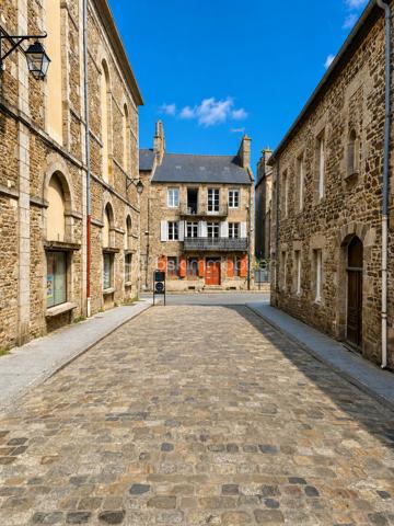 RARE À LA VENTE – Magnifique appartement T3 en plein cœur historique de Dinan
Venez découvrir sans tarder ce superbe appartement T3 situé au 2ᵉ étage d'un petit immeuble idéalement placé sur la place de l'église Saint-Sauveur, récemment réaménagée.
Son emplacement exceptionnel vous permettra de profiter pleinement du centre historique de Dinan, tout en bénéficiant de la proximité immédiate du grand parking souterrain.
L'appartement se compose de deux belles chambres avec placards intégrés, dont une disposant d'une élégante salle d'eau avec douche. Vous trouverez également un WC indépendant ainsi qu'un vaste espace de vie lumineux comprenant un salon-séjour ouvert sur une cuisine entièrement équipée, aménagée avec des matériaux de qualité et des prestations haut de gamme.
Un agréable balcon vient compléter cet espace de vie, offrant un véritable coin de détente en plein centre-ville.
Ce bien dispose également d'une cave, d'un grenier ainsi que d'un jardin privatif, un atout particulièrement rare en plein cœur de Dinan.
Un appartement de caractère alliant charme, confort et emplacement privilégié. Une opportunité exceptionnelle à ne pas manquer !