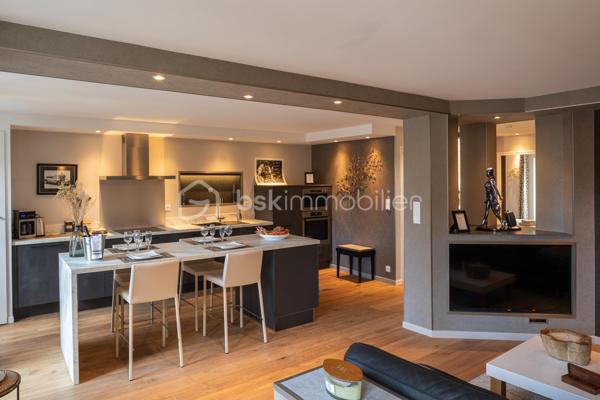RARE À LA VENTE – Magnifique appartement T3 en plein cœur historique de Dinan
Venez découvrir sans tarder ce superbe appartement T3 situé au 2ᵉ étage d'un petit immeuble idéalement placé sur la place de l'église Saint-Sauveur, récemment réaménagée.
Son emplacement exceptionnel vous permettra de profiter pleinement du centre historique de Dinan, tout en bénéficiant de la proximité immédiate du grand parking souterrain.
L'appartement se compose de deux belles chambres avec placards intégrés, dont une disposant d'une élégante salle d'eau avec douche. Vous trouverez également un WC indépendant ainsi qu'un vaste espace de vie lumineux comprenant un salon-séjour ouvert sur une cuisine entièrement équipée, aménagée avec des matériaux de qualité et des prestations haut de gamme.
Un agréable balcon vient compléter cet espace de vie, offrant un véritable coin de détente en plein centre-ville.
Ce bien dispose également d'une cave, d'un grenier ainsi que d'un jardin privatif, un atout particulièrement rare en plein cœur de Dinan.
Un appartement de caractère alliant charme, confort et emplacement privilégié. Une opportunité exceptionnelle à ne pas manquer !