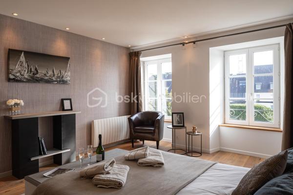 RARE À LA VENTE – Magnifique appartement T3 en plein cœur historique de Dinan
Venez découvrir sans tarder ce superbe appartement T3 situé au 2ᵉ étage d'un petit immeuble idéalement placé sur la place de l'église Saint-Sauveur, récemment réaménagée.
Son emplacement exceptionnel vous permettra de profiter pleinement du centre historique de Dinan, tout en bénéficiant de la proximité immédiate du grand parking souterrain.
L'appartement se compose de deux belles chambres avec placards intégrés, dont une disposant d'une élégante salle d'eau avec douche. Vous trouverez également un WC indépendant ainsi qu'un vaste espace de vie lumineux comprenant un salon-séjour ouvert sur une cuisine entièrement équipée, aménagée avec des matériaux de qualité et des prestations haut de gamme.
Un agréable balcon vient compléter cet espace de vie, offrant un véritable coin de détente en plein centre-ville.
Ce bien dispose également d'une cave, d'un grenier ainsi que d'un jardin privatif, un atout particulièrement rare en plein cœur de Dinan.
Un appartement de caractère alliant charme, confort et emplacement privilégié. Une opportunité exceptionnelle à ne pas manquer !