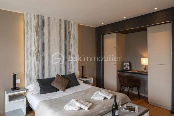 RARE À LA VENTE – Magnifique appartement T3 en plein cœur historique de Dinan
Venez découvrir sans tarder ce superbe appartement T3 situé au 2ᵉ étage d'un petit immeuble idéalement placé sur la place de l'église Saint-Sauveur, récemment réaménagée.
Son emplacement exceptionnel vous permettra de profiter pleinement du centre historique de Dinan, tout en bénéficiant de la proximité immédiate du grand parking souterrain.
L'appartement se compose de deux belles chambres avec placards intégrés, dont une disposant d'une élégante salle d'eau avec douche. Vous trouverez également un WC indépendant ainsi qu'un vaste espace de vie lumineux comprenant un salon-séjour ouvert sur une cuisine entièrement équipée, aménagée avec des matériaux de qualité et des prestations haut de gamme.
Un agréable balcon vient compléter cet espace de vie, offrant un véritable coin de détente en plein centre-ville.
Ce bien dispose également d'une cave, d'un grenier ainsi que d'un jardin privatif, un atout particulièrement rare en plein cœur de Dinan.
Un appartement de caractère alliant charme, confort et emplacement privilégié. Une opportunité exceptionnelle à ne pas manquer !