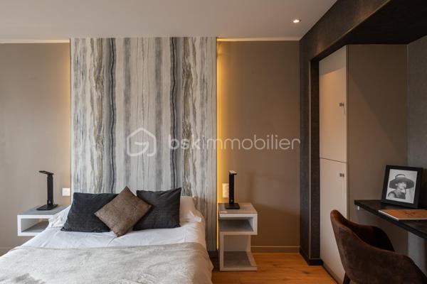 RARE À LA VENTE – Magnifique appartement T3 en plein cœur historique de Dinan
Venez découvrir sans tarder ce superbe appartement T3 situé au 2ᵉ étage d'un petit immeuble idéalement placé sur la place de l'église Saint-Sauveur, récemment réaménagée.
Son emplacement exceptionnel vous permettra de profiter pleinement du centre historique de Dinan, tout en bénéficiant de la proximité immédiate du grand parking souterrain.
L'appartement se compose de deux belles chambres avec placards intégrés, dont une disposant d'une élégante salle d'eau avec douche. Vous trouverez également un WC indépendant ainsi qu'un vaste espace de vie lumineux comprenant un salon-séjour ouvert sur une cuisine entièrement équipée, aménagée avec des matériaux de qualité et des prestations haut de gamme.
Un agréable balcon vient compléter cet espace de vie, offrant un véritable coin de détente en plein centre-ville.
Ce bien dispose également d'une cave, d'un grenier ainsi que d'un jardin privatif, un atout particulièrement rare en plein cœur de Dinan.
Un appartement de caractère alliant charme, confort et emplacement privilégié. Une opportunité exceptionnelle à ne pas manquer !
