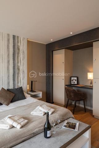 RARE À LA VENTE – Magnifique appartement T3 en plein cœur historique de Dinan
Venez découvrir sans tarder ce superbe appartement T3 situé au 2ᵉ étage d'un petit immeuble idéalement placé sur la place de l'église Saint-Sauveur, récemment réaménagée.
Son emplacement exceptionnel vous permettra de profiter pleinement du centre historique de Dinan, tout en bénéficiant de la proximité immédiate du grand parking souterrain.
L'appartement se compose de deux belles chambres avec placards intégrés, dont une disposant d'une élégante salle d'eau avec douche. Vous trouverez également un WC indépendant ainsi qu'un vaste espace de vie lumineux comprenant un salon-séjour ouvert sur une cuisine entièrement équipée, aménagée avec des matériaux de qualité et des prestations haut de gamme.
Un agréable balcon vient compléter cet espace de vie, offrant un véritable coin de détente en plein centre-ville.
Ce bien dispose également d'une cave, d'un grenier ainsi que d'un jardin privatif, un atout particulièrement rare en plein cœur de Dinan.
Un appartement de caractère alliant charme, confort et emplacement privilégié. Une opportunité exceptionnelle à ne pas manquer !