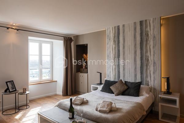 RARE À LA VENTE – Magnifique appartement T3 en plein cœur historique de Dinan
Venez découvrir sans tarder ce superbe appartement T3 situé au 2ᵉ étage d'un petit immeuble idéalement placé sur la place de l'église Saint-Sauveur, récemment réaménagée.
Son emplacement exceptionnel vous permettra de profiter pleinement du centre historique de Dinan, tout en bénéficiant de la proximité immédiate du grand parking souterrain.
L'appartement se compose de deux belles chambres avec placards intégrés, dont une disposant d'une élégante salle d'eau avec douche. Vous trouverez également un WC indépendant ainsi qu'un vaste espace de vie lumineux comprenant un salon-séjour ouvert sur une cuisine entièrement équipée, aménagée avec des matériaux de qualité et des prestations haut de gamme.
Un agréable balcon vient compléter cet espace de vie, offrant un véritable coin de détente en plein centre-ville.
Ce bien dispose également d'une cave, d'un grenier ainsi que d'un jardin privatif, un atout particulièrement rare en plein cœur de Dinan.
Un appartement de caractère alliant charme, confort et emplacement privilégié. Une opportunité exceptionnelle à ne pas manquer !