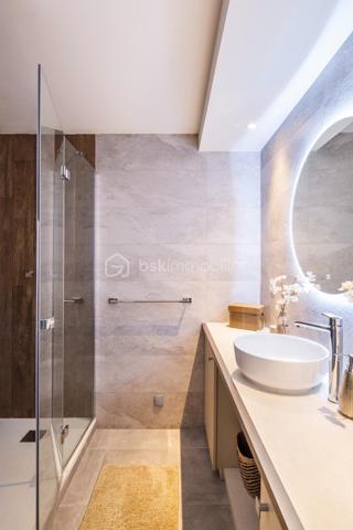 RARE À LA VENTE – Magnifique appartement T3 en plein cœur historique de Dinan
Venez découvrir sans tarder ce superbe appartement T3 situé au 2ᵉ étage d'un petit immeuble idéalement placé sur la place de l'église Saint-Sauveur, récemment réaménagée.
Son emplacement exceptionnel vous permettra de profiter pleinement du centre historique de Dinan, tout en bénéficiant de la proximité immédiate du grand parking souterrain.
L'appartement se compose de deux belles chambres avec placards intégrés, dont une disposant d'une élégante salle d'eau avec douche. Vous trouverez également un WC indépendant ainsi qu'un vaste espace de vie lumineux comprenant un salon-séjour ouvert sur une cuisine entièrement équipée, aménagée avec des matériaux de qualité et des prestations haut de gamme.
Un agréable balcon vient compléter cet espace de vie, offrant un véritable coin de détente en plein centre-ville.
Ce bien dispose également d'une cave, d'un grenier ainsi que d'un jardin privatif, un atout particulièrement rare en plein cœur de Dinan.
Un appartement de caractère alliant charme, confort et emplacement privilégié. Une opportunité exceptionnelle à ne pas manquer !