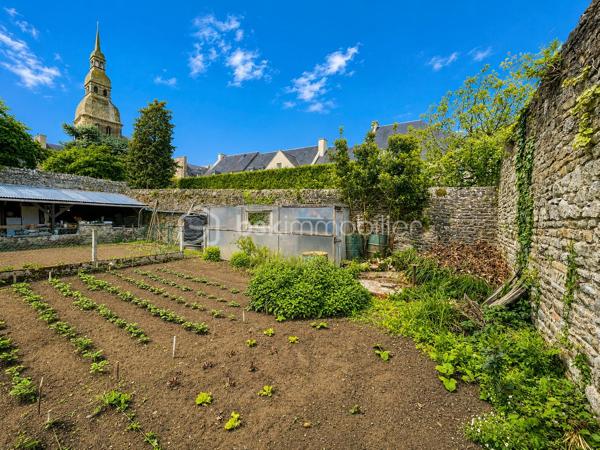 RARE À LA VENTE – Magnifique appartement T3 en plein cœur historique de Dinan
Venez découvrir sans tarder ce superbe appartement T3 situé au 2ᵉ étage d'un petit immeuble idéalement placé sur la place de l'église Saint-Sauveur, récemment réaménagée.
Son emplacement exceptionnel vous permettra de profiter pleinement du centre historique de Dinan, tout en bénéficiant de la proximité immédiate du grand parking souterrain.
L'appartement se compose de deux belles chambres avec placards intégrés, dont une disposant d'une élégante salle d'eau avec douche. Vous trouverez également un WC indépendant ainsi qu'un vaste espace de vie lumineux comprenant un salon-séjour ouvert sur une cuisine entièrement équipée, aménagée avec des matériaux de qualité et des prestations haut de gamme.
Un agréable balcon vient compléter cet espace de vie, offrant un véritable coin de détente en plein centre-ville.
Ce bien dispose également d'une cave, d'un grenier ainsi que d'un jardin privatif, un atout particulièrement rare en plein cœur de Dinan.
Un appartement de caractère alliant charme, confort et emplacement privilégié. Une opportunité exceptionnelle à ne pas manquer !