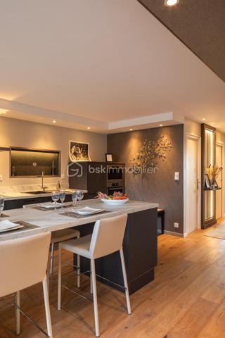 RARE À LA VENTE – Magnifique appartement T3 en plein cœur historique de Dinan
Venez découvrir sans tarder ce superbe appartement T3 situé au 2ᵉ étage d'un petit immeuble idéalement placé sur la place de l'église Saint-Sauveur, récemment réaménagée.
Son emplacement exceptionnel vous permettra de profiter pleinement du centre historique de Dinan, tout en bénéficiant de la proximité immédiate du grand parking souterrain.
L'appartement se compose de deux belles chambres avec placards intégrés, dont une disposant d'une élégante salle d'eau avec douche. Vous trouverez également un WC indépendant ainsi qu'un vaste espace de vie lumineux comprenant un salon-séjour ouvert sur une cuisine entièrement équipée, aménagée avec des matériaux de qualité et des prestations haut de gamme.
Un agréable balcon vient compléter cet espace de vie, offrant un véritable coin de détente en plein centre-ville.
Ce bien dispose également d'une cave, d'un grenier ainsi que d'un jardin privatif, un atout particulièrement rare en plein cœur de Dinan.
Un appartement de caractère alliant charme, confort et emplacement privilégié. Une opportunité exceptionnelle à ne pas manquer !