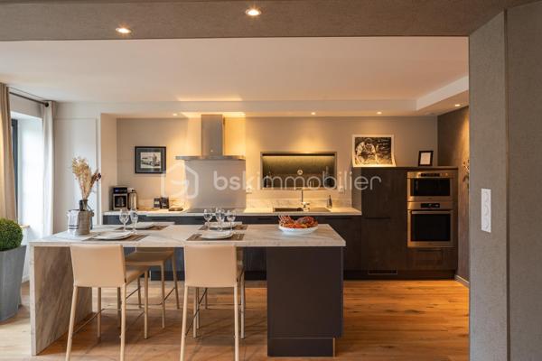 RARE À LA VENTE – Magnifique appartement T3 en plein cœur historique de Dinan
Venez découvrir sans tarder ce superbe appartement T3 situé au 2ᵉ étage d'un petit immeuble idéalement placé sur la place de l'église Saint-Sauveur, récemment réaménagée.
Son emplacement exceptionnel vous permettra de profiter pleinement du centre historique de Dinan, tout en bénéficiant de la proximité immédiate du grand parking souterrain.
L'appartement se compose de deux belles chambres avec placards intégrés, dont une disposant d'une élégante salle d'eau avec douche. Vous trouverez également un WC indépendant ainsi qu'un vaste espace de vie lumineux comprenant un salon-séjour ouvert sur une cuisine entièrement équipée, aménagée avec des matériaux de qualité et des prestations haut de gamme.
Un agréable balcon vient compléter cet espace de vie, offrant un véritable coin de détente en plein centre-ville.
Ce bien dispose également d'une cave, d'un grenier ainsi que d'un jardin privatif, un atout particulièrement rare en plein cœur de Dinan.
Un appartement de caractère alliant charme, confort et emplacement privilégié. Une opportunité exceptionnelle à ne pas manquer !