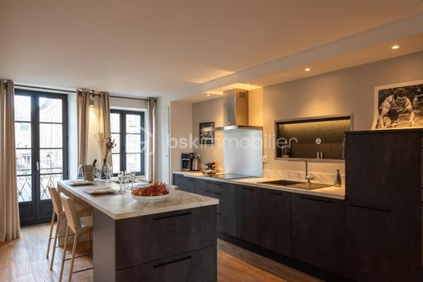RARE À LA VENTE – Magnifique appartement T3 en plein cœur historique de Dinan
Venez découvrir sans tarder ce superbe appartement T3 situé au 2ᵉ étage d'un petit immeuble idéalement placé sur la place de l'église Saint-Sauveur, récemment réaménagée.
Son emplacement exceptionnel vous permettra de profiter pleinement du centre historique de Dinan, tout en bénéficiant de la proximité immédiate du grand parking souterrain.
L'appartement se compose de deux belles chambres avec placards intégrés, dont une disposant d'une élégante salle d'eau avec douche. Vous trouverez également un WC indépendant ainsi qu'un vaste espace de vie lumineux comprenant un salon-séjour ouvert sur une cuisine entièrement équipée, aménagée avec des matériaux de qualité et des prestations haut de gamme.
Un agréable balcon vient compléter cet espace de vie, offrant un véritable coin de détente en plein centre-ville.
Ce bien dispose également d'une cave, d'un grenier ainsi que d'un jardin privatif, un atout particulièrement rare en plein cœur de Dinan.
Un appartement de caractère alliant charme, confort et emplacement privilégié. Une opportunité exceptionnelle à ne pas manquer !