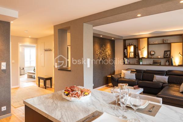 RARE À LA VENTE – Magnifique appartement T3 en plein cœur historique de Dinan
Venez découvrir sans tarder ce superbe appartement T3 situé au 2ᵉ étage d'un petit immeuble idéalement placé sur la place de l'église Saint-Sauveur, récemment réaménagée.
Son emplacement exceptionnel vous permettra de profiter pleinement du centre historique de Dinan, tout en bénéficiant de la proximité immédiate du grand parking souterrain.
L'appartement se compose de deux belles chambres avec placards intégrés, dont une disposant d'une élégante salle d'eau avec douche. Vous trouverez également un WC indépendant ainsi qu'un vaste espace de vie lumineux comprenant un salon-séjour ouvert sur une cuisine entièrement équipée, aménagée avec des matériaux de qualité et des prestations haut de gamme.
Un agréable balcon vient compléter cet espace de vie, offrant un véritable coin de détente en plein centre-ville.
Ce bien dispose également d'une cave, d'un grenier ainsi que d'un jardin privatif, un atout particulièrement rare en plein cœur de Dinan.
Un appartement de caractère alliant charme, confort et emplacement privilégié. Une opportunité exceptionnelle à ne pas manquer !
