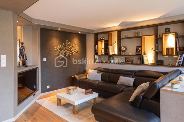 RARE À LA VENTE – Magnifique appartement T3 en plein cœur historique de Dinan
Venez découvrir sans tarder ce superbe appartement T3 situé au 2ᵉ étage d'un petit immeuble idéalement placé sur la place de l'église Saint-Sauveur, récemment réaménagée.
Son emplacement exceptionnel vous permettra de profiter pleinement du centre historique de Dinan, tout en bénéficiant de la proximité immédiate du grand parking souterrain.
L'appartement se compose de deux belles chambres avec placards intégrés, dont une disposant d'une élégante salle d'eau avec douche. Vous trouverez également un WC indépendant ainsi qu'un vaste espace de vie lumineux comprenant un salon-séjour ouvert sur une cuisine entièrement équipée, aménagée avec des matériaux de qualité et des prestations haut de gamme.
Un agréable balcon vient compléter cet espace de vie, offrant un véritable coin de détente en plein centre-ville.
Ce bien dispose également d'une cave, d'un grenier ainsi que d'un jardin privatif, un atout particulièrement rare en plein cœur de Dinan.
Un appartement de caractère alliant charme, confort et emplacement privilégié. Une opportunité exceptionnelle à ne pas manquer !