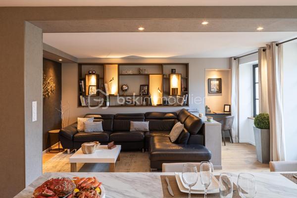 RARE À LA VENTE – Magnifique appartement T3 en plein cœur historique de Dinan
Venez découvrir sans tarder ce superbe appartement T3 situé au 2ᵉ étage d'un petit immeuble idéalement placé sur la place de l'église Saint-Sauveur, récemment réaménagée.
Son emplacement exceptionnel vous permettra de profiter pleinement du centre historique de Dinan, tout en bénéficiant de la proximité immédiate du grand parking souterrain.
L'appartement se compose de deux belles chambres avec placards intégrés, dont une disposant d'une élégante salle d'eau avec douche. Vous trouverez également un WC indépendant ainsi qu'un vaste espace de vie lumineux comprenant un salon-séjour ouvert sur une cuisine entièrement équipée, aménagée avec des matériaux de qualité et des prestations haut de gamme.
Un agréable balcon vient compléter cet espace de vie, offrant un véritable coin de détente en plein centre-ville.
Ce bien dispose également d'une cave, d'un grenier ainsi que d'un jardin privatif, un atout particulièrement rare en plein cœur de Dinan.
Un appartement de caractère alliant charme, confort et emplacement privilégié. Une opportunité exceptionnelle à ne pas manquer !