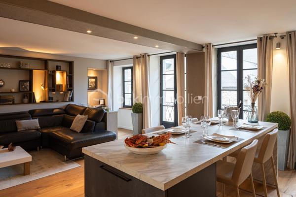 RARE À LA VENTE – Magnifique appartement T3 en plein cœur historique de Dinan
Venez découvrir sans tarder ce superbe appartement T3 situé au 2ᵉ étage d'un petit immeuble idéalement placé sur la place de l'église Saint-Sauveur, récemment réaménagée.
Son emplacement exceptionnel vous permettra de profiter pleinement du centre historique de Dinan, tout en bénéficiant de la proximité immédiate du grand parking souterrain.
L'appartement se compose de deux belles chambres avec placards intégrés, dont une disposant d'une élégante salle d'eau avec douche. Vous trouverez également un WC indépendant ainsi qu'un vaste espace de vie lumineux comprenant un salon-séjour ouvert sur une cuisine entièrement équipée, aménagée avec des matériaux de qualité et des prestations haut de gamme.
Un agréable balcon vient compléter cet espace de vie, offrant un véritable coin de détente en plein centre-ville.
Ce bien dispose également d'une cave, d'un grenier ainsi que d'un jardin privatif, un atout particulièrement rare en plein cœur de Dinan.
Un appartement de caractère alliant charme, confort et emplacement privilégié. Une opportunité exceptionnelle à ne pas manquer !