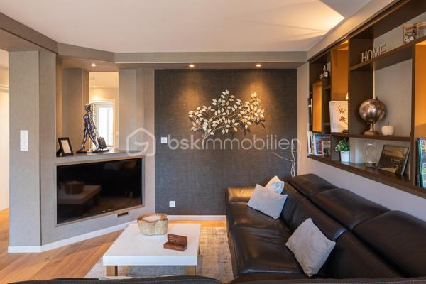 RARE À LA VENTE – Magnifique appartement T3 en plein cœur historique de Dinan
Venez découvrir sans tarder ce superbe appartement T3 situé au 2ᵉ étage d'un petit immeuble idéalement placé sur la place de l'église Saint-Sauveur, récemment réaménagée.
Son emplacement exceptionnel vous permettra de profiter pleinement du centre historique de Dinan, tout en bénéficiant de la proximité immédiate du grand parking souterrain.
L'appartement se compose de deux belles chambres avec placards intégrés, dont une disposant d'une élégante salle d'eau avec douche. Vous trouverez également un WC indépendant ainsi qu'un vaste espace de vie lumineux comprenant un salon-séjour ouvert sur une cuisine entièrement équipée, aménagée avec des matériaux de qualité et des prestations haut de gamme.
Un agréable balcon vient compléter cet espace de vie, offrant un véritable coin de détente en plein centre-ville.
Ce bien dispose également d'une cave, d'un grenier ainsi que d'un jardin privatif, un atout particulièrement rare en plein cœur de Dinan.
Un appartement de caractère alliant charme, confort et emplacement privilégié. Une opportunité exceptionnelle à ne pas manquer !