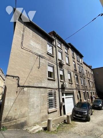 Maison de ville de 107m² habitables élevée sur rez-de-chaussée, trois étages et combles, garage priv