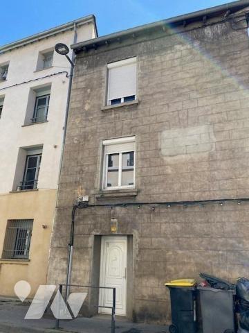 Maison de ville de 107m² habitables élevée sur rez-de-chaussée, trois étages et combles, garage priv