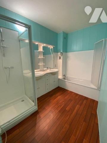 Maison de ville de 107m² habitables élevée sur rez-de-chaussée, trois étages et combles, garage priv