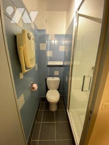 Maison de ville de 107m² habitables élevée sur rez-de-chaussée, trois étages et combles, garage priv