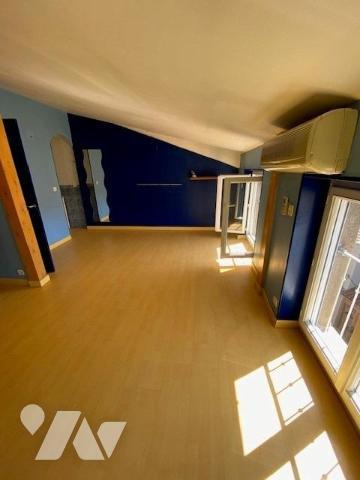 Maison de ville de 107m² habitables élevée sur rez-de-chaussée, trois étages et combles, garage priv