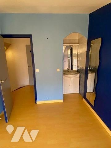 Maison de ville de 107m² habitables élevée sur rez-de-chaussée, trois étages et combles, garage priv