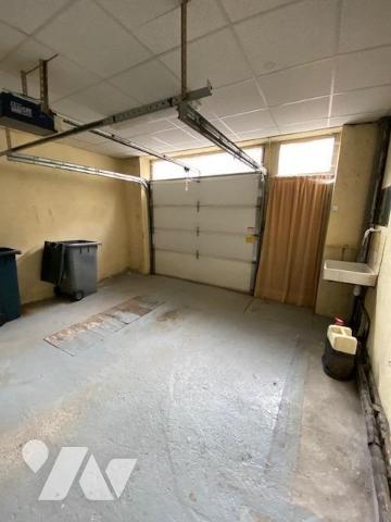 Maison de ville de 107m² habitables élevée sur rez-de-chaussée, trois étages et combles, garage priv