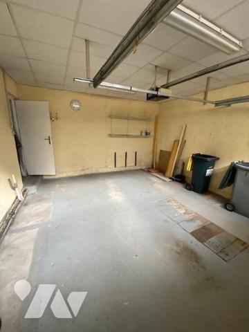 Maison de ville de 107m² habitables élevée sur rez-de-chaussée, trois étages et combles, garage priv