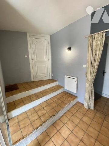 Maison de ville de 107m² habitables élevée sur rez-de-chaussée, trois étages et combles, garage priv