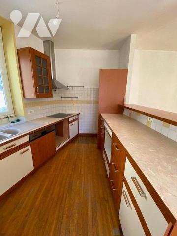 Maison de ville de 107m² habitables élevée sur rez-de-chaussée, trois étages et combles, garage priv