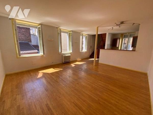 Maison de ville de 107m² habitables élevée sur rez-de-chaussée, trois étages et combles, garage priv