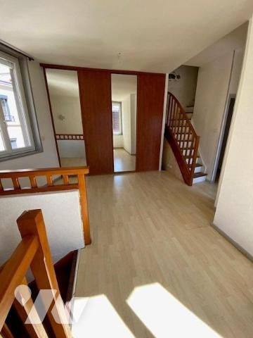 Maison de ville de 107m² habitables élevée sur rez-de-chaussée, trois étages et combles, garage priv