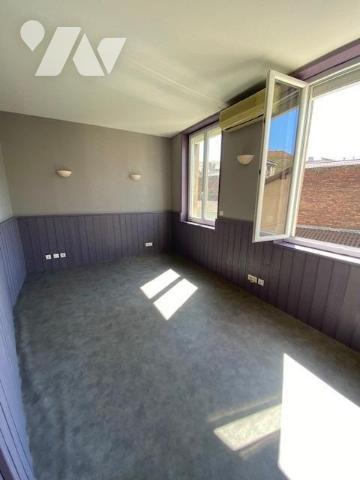 Maison de ville de 107m² habitables élevée sur rez-de-chaussée, trois étages et combles, garage priv