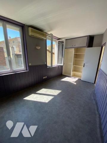 Maison de ville de 107m² habitables élevée sur rez-de-chaussée, trois étages et combles, garage priv