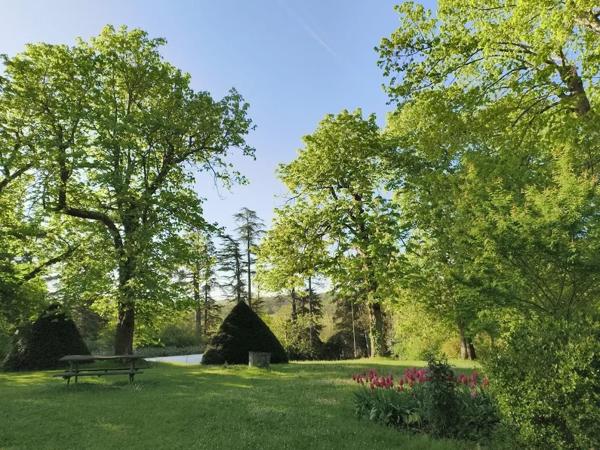 Domaine Gascon de Charme avec Chambres d'Hôtes et Gîtes au Cœur de 14 Hectares de Nature Préservée