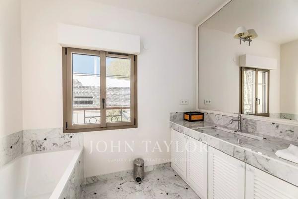 LE BOUSCAT - MAISON DE VILLE AUX PRESTATIONS EXCEPTIONNELLES - JOHN TAYLOR
