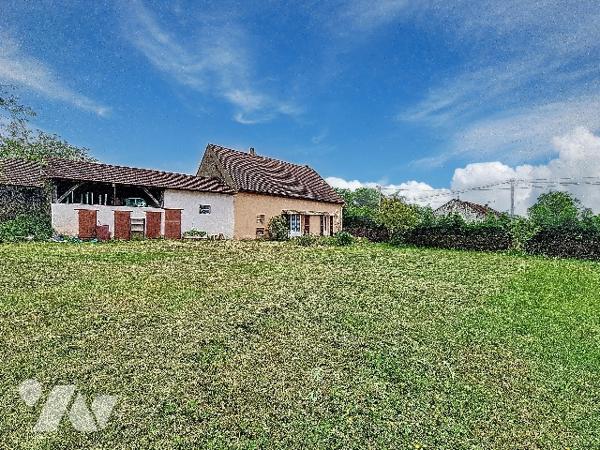A 10 minutes de Seurre, à visiter sans tarder, venez découvrir cette jolie maison avec sa grange.