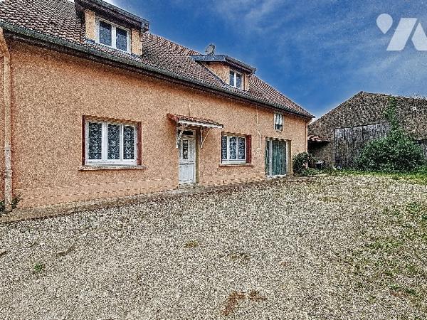 A 10 minutes de Seurre, à visiter sans tarder, venez découvrir cette jolie maison avec sa grange.