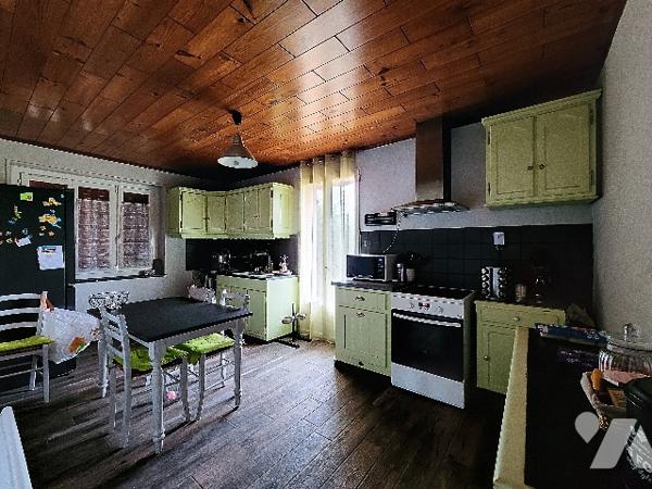 A 10 minutes de Seurre, à visiter sans tarder, venez découvrir cette jolie maison avec sa grange.