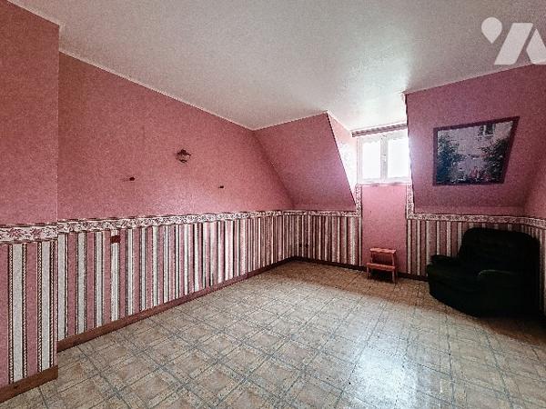 A 10 minutes de Seurre, à visiter sans tarder, venez découvrir cette jolie maison avec sa grange.