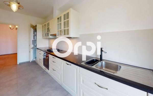 Appartement à louer    3 pièces • 83 m2 Carqueiranne