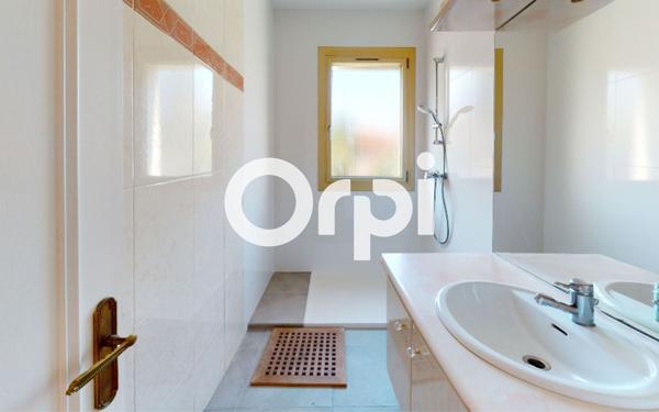 Appartement à louer    3 pièces • 83 m2 Carqueiranne