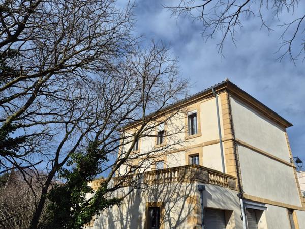 Poulx, maison de caractère, 200 m² habitables, terrain 347 m², piscinable. Garage.