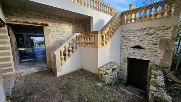 Poulx, maison de caractère, 200 m² habitables, terrain 347 m², piscinable. Garage.