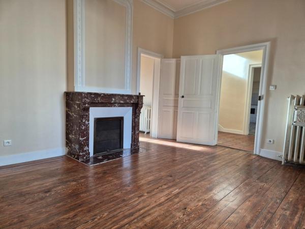 Poulx, maison de caractère, 200 m² habitables, terrain 347 m², piscinable. Garage.