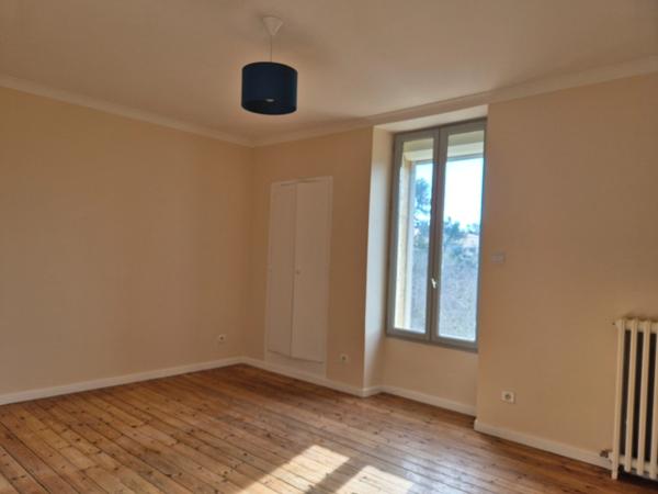 Poulx, maison de caractère, 200 m² habitables, terrain 347 m², piscinable. Garage.