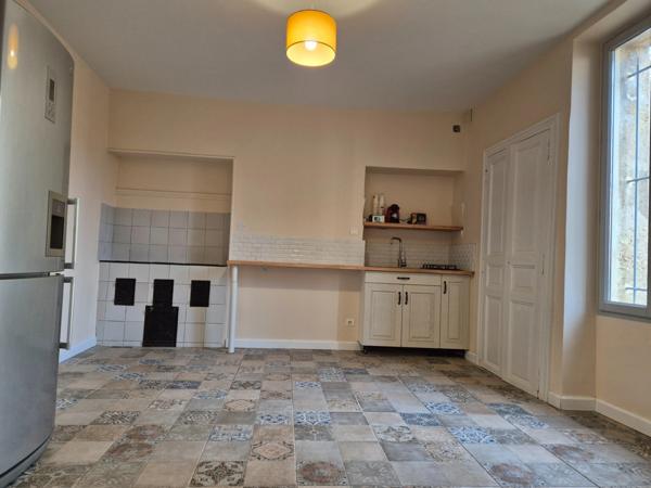 Poulx, maison de caractère, 200 m² habitables, terrain 347 m², piscinable. Garage.