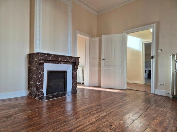 Poulx, maison de caractère, 200 m² habitables, terrain 347 m², piscinable. Garage.