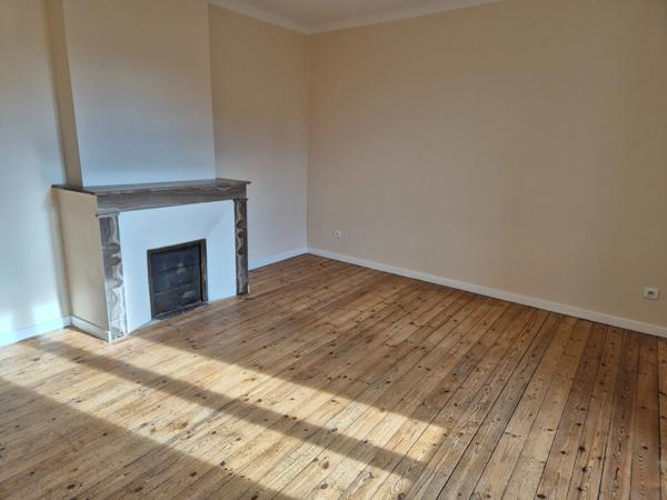 Poulx, maison de caractère, 200 m² habitables, terrain 347 m², piscinable. Garage.